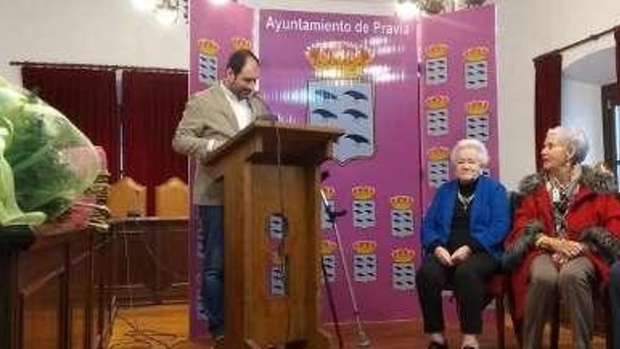 El alcalde de Pravia, David Álvarez, y las homenajeadas, Maruja Valdés, Lolita Menéndez y Pura Menéndez, ayer.