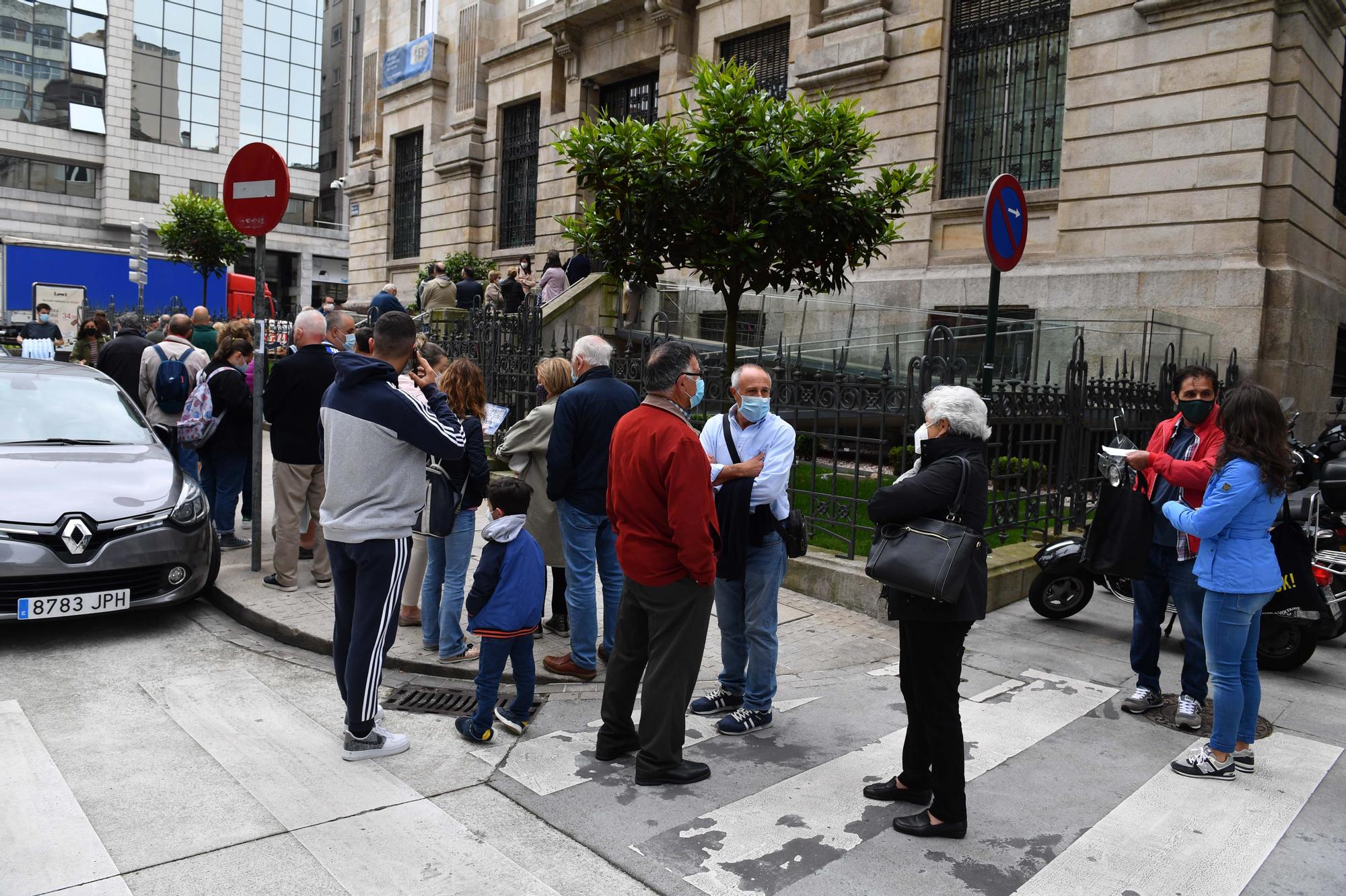 Colas en A Coruña ante el Banco de España por el fin del plazo para cambiar pesetas