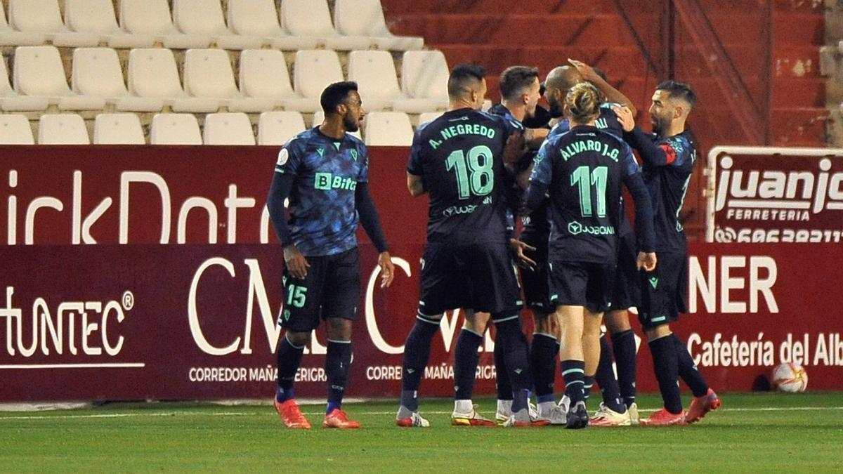 Los jugadores del Cádiz celebran el gol ante el Albacete