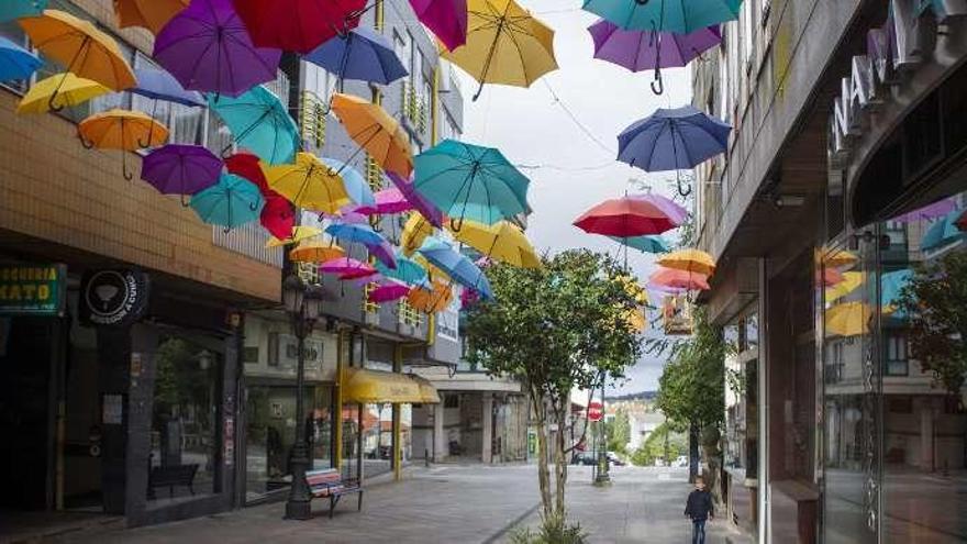 El viento dañó algunos de los paraguas de la composición artística de la calle Colón. // Bernabé/Ana Agra