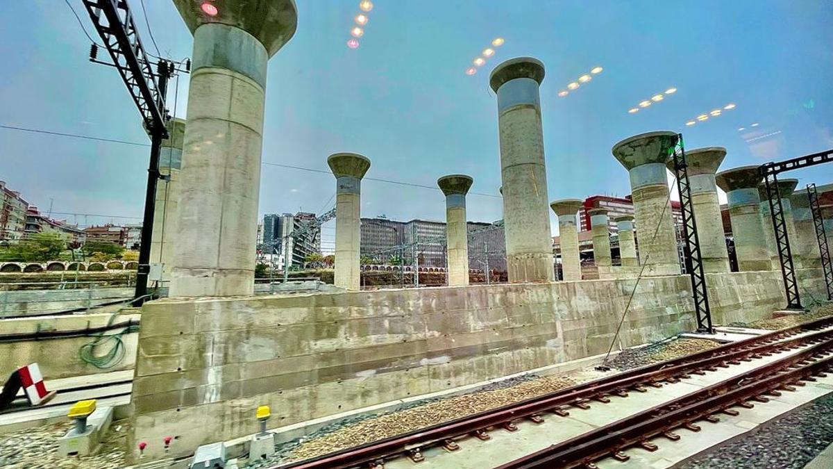 Playa de vías de la estación de Chamartín, en obras, captada desde un tren de alta velocidad.