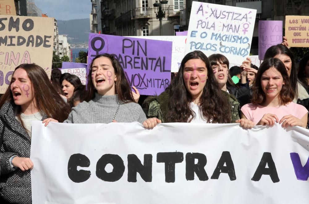 Las jóvenes viguesas se ponen en pie: "Tú, machista, estás en nuestra lista". // Marta G. Brea | Borja Melchor