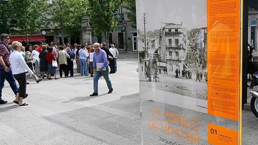 El primero de los paneles está ubicado en la confluencia de la Porta do Sol y Praza da Princesa.