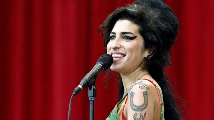 Hallan muerta a Amy Winehouse en su piso de Londres