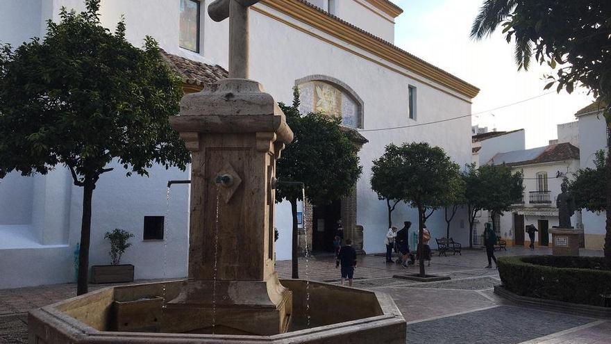 La fuente de la plaza de la iglesia de La Encarnación, una de las que contarán con iluminación.