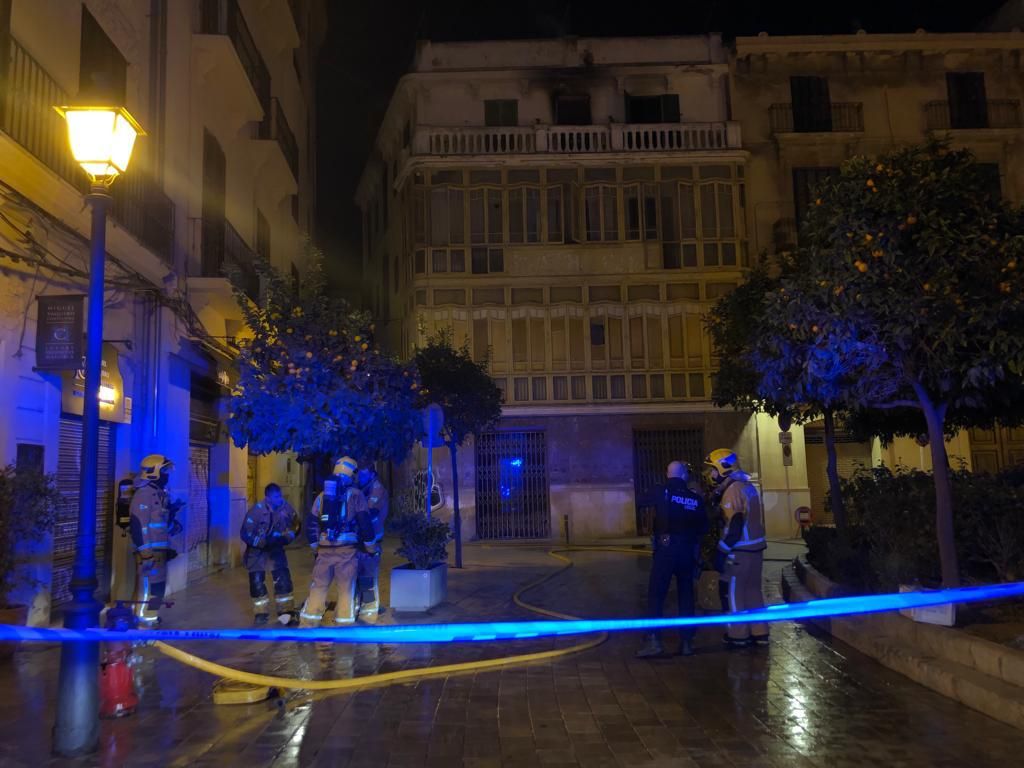 Un incendio destruye parte del antiguo hotel Perú, en la plaza del Banc de s'Oli de Palma