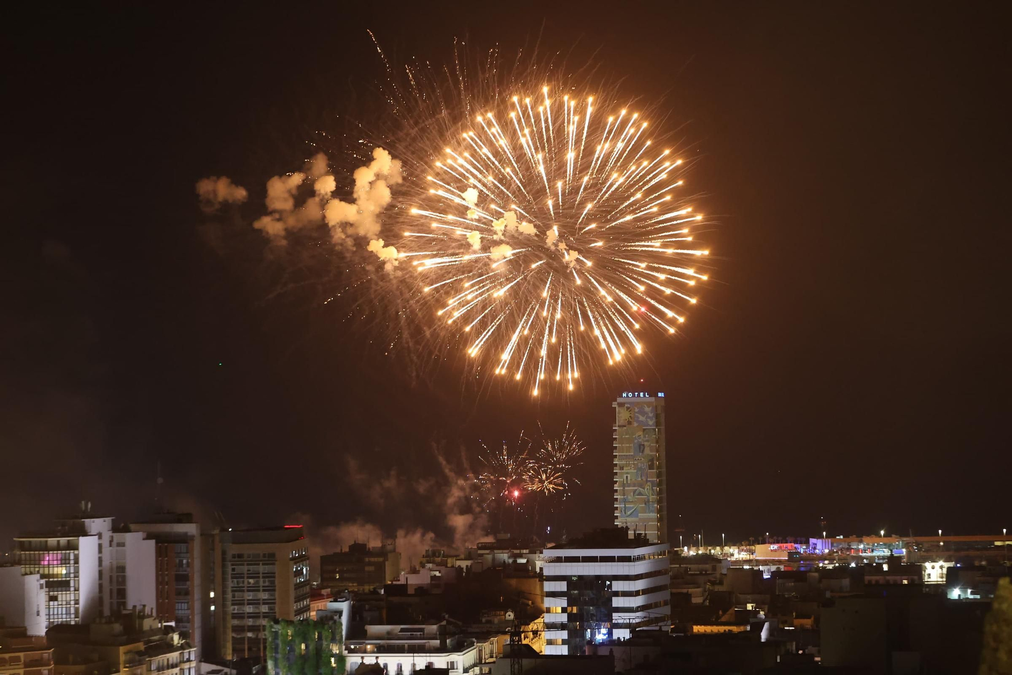 Así ha sido el espectáculo de la pirotecnia Gironina desde el Castillo de San Fernando en Alicante