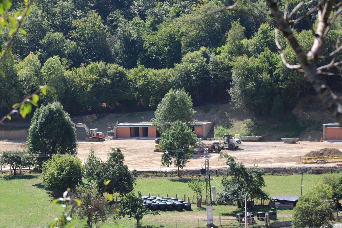 Trabajos en el camping de Villamorey, en Sobrescobio. | L. M. D.