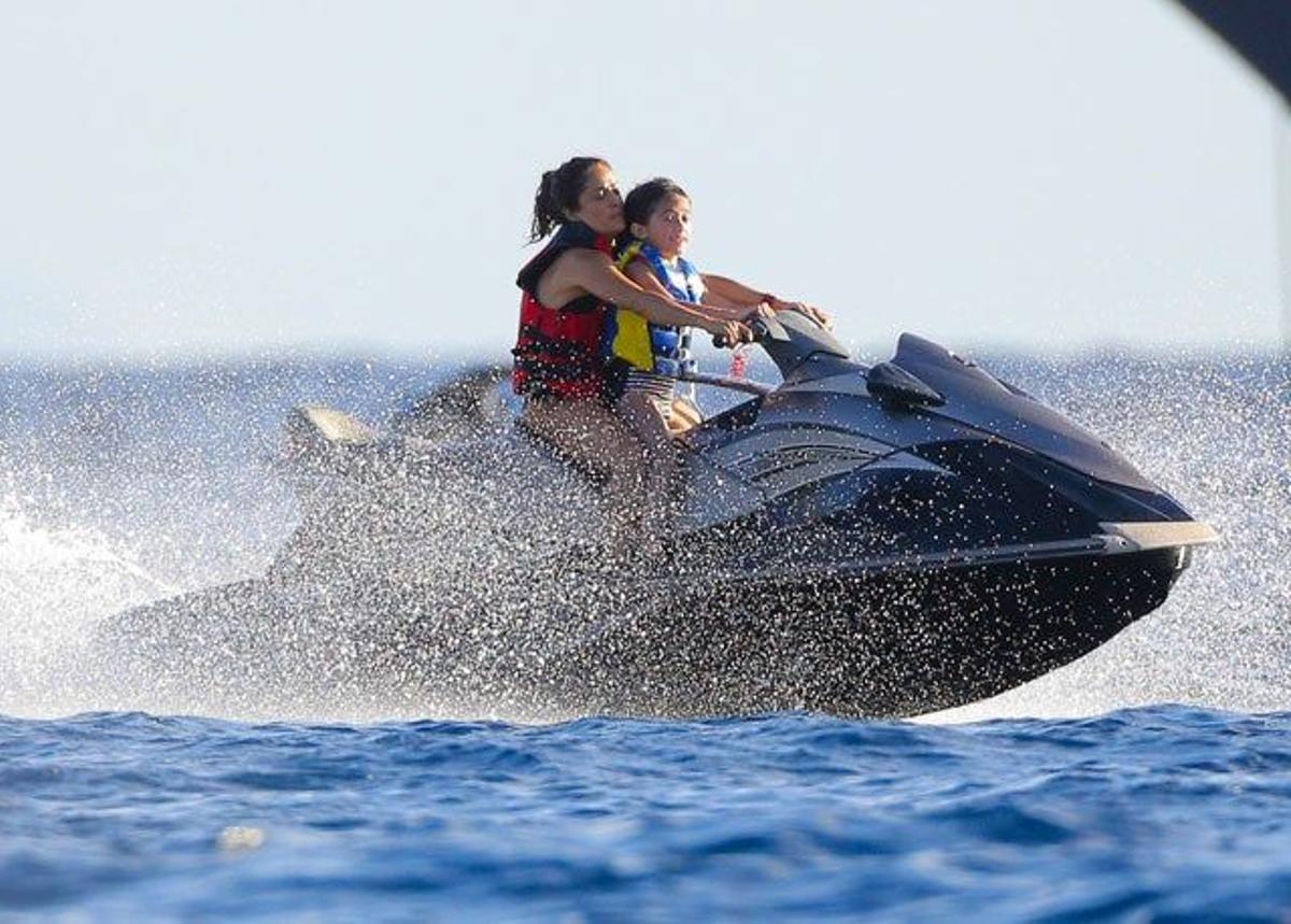 Salma Hayek y Valentina juntas en la moto acuática