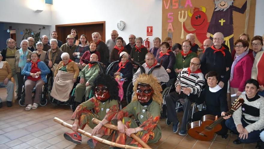 La visita de las figuras infernales entretuvo a los mayores.