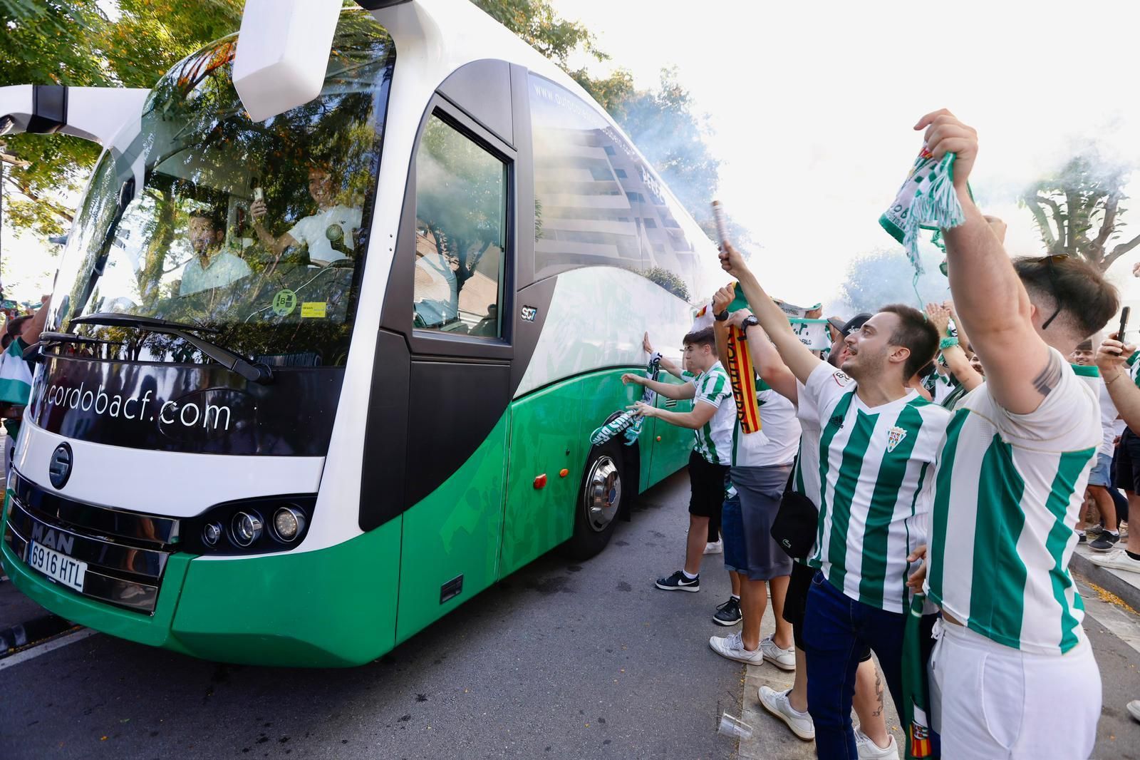 Barcelona Atlétic-Córdoba CF | El recibimiento al equipo de la afición cordobesista, en imágenes