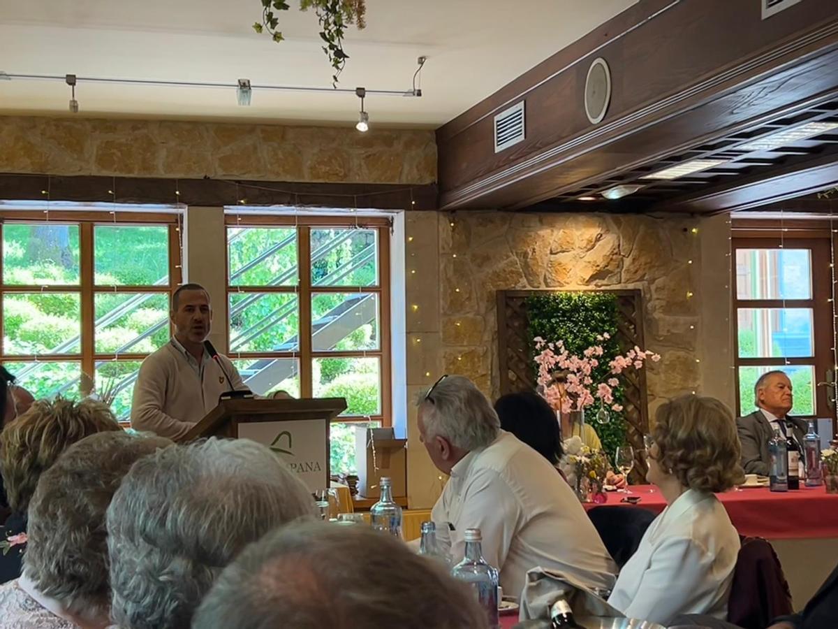 En imágenes: comida anual y reconocimiento de socios del Hogar del Jubilado de El Berrón.