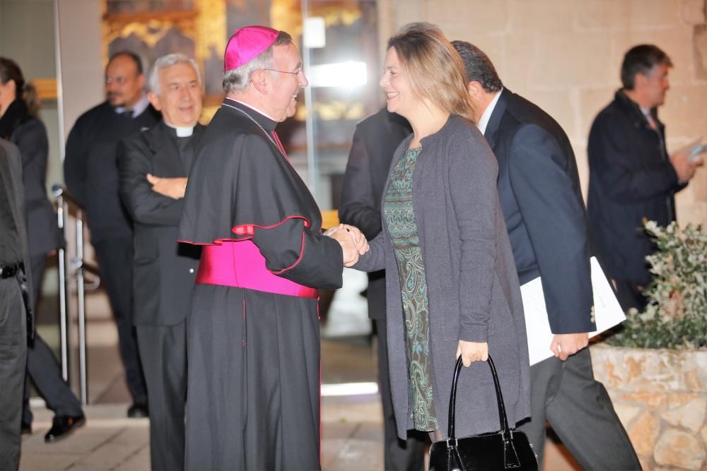 La Reina Sofía visita en Palma la muestra 'El viaje de Ramon Llull'