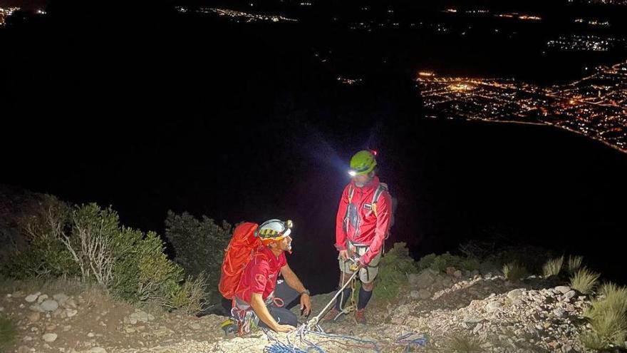 Efectius dels Bombers treballen en el rescat de dues persones a Montserrat