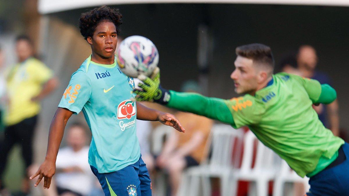 Endrick entrenándose con Brasil antes del partido ante Paraguay