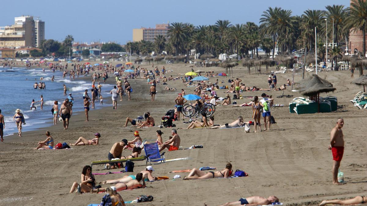 Decenas de personas disfrutan del sol en una playa