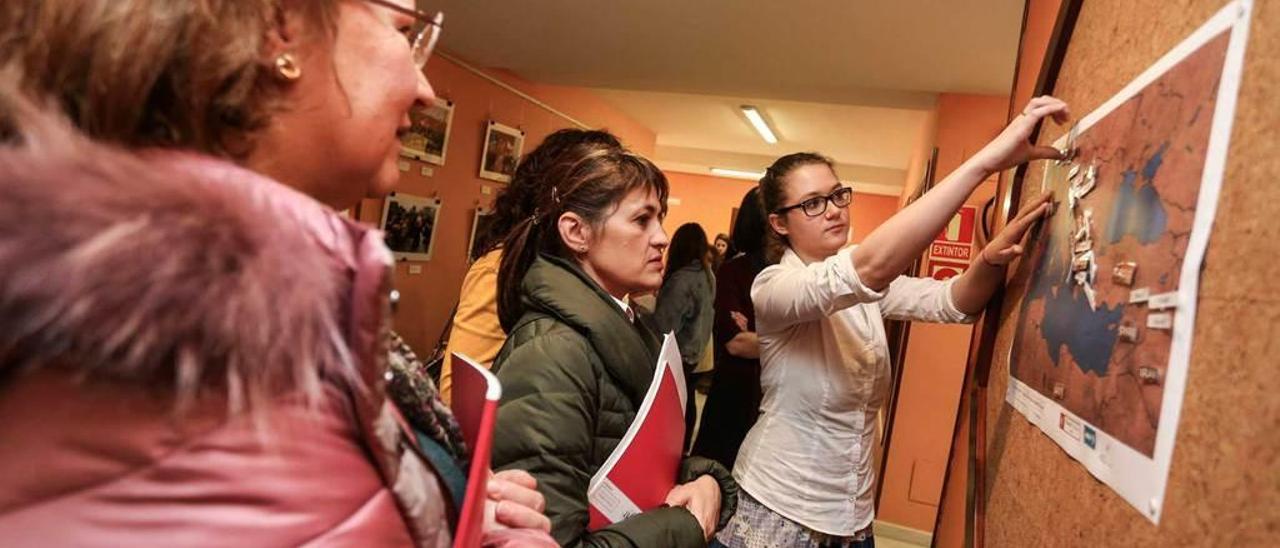 Por la izquierda, las profesoras de La Ería Mercedes Álvarez y Marta Álvarez, ayer, en la Alianza Francesa.