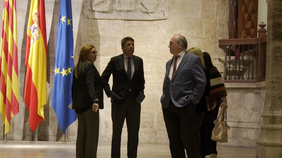 El 'president' de la Generalitat, Carlos Mazón, se reúne con el presidente de SOS Desaparecidos, Joaquín Amills