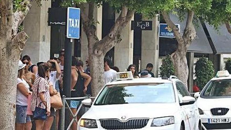 Dos taxis recogen pasajeros en la parada de Isidor Macabich, en el centro de la ciudad de Ibiza, en una imagen de archivo.