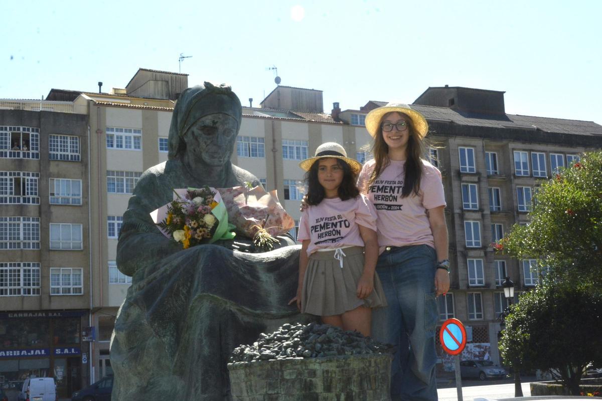 Ofrenda ante a escultura da pementeira