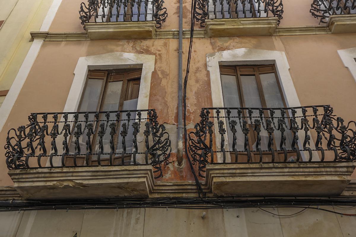 Dos balcones en mal estado en el edificio