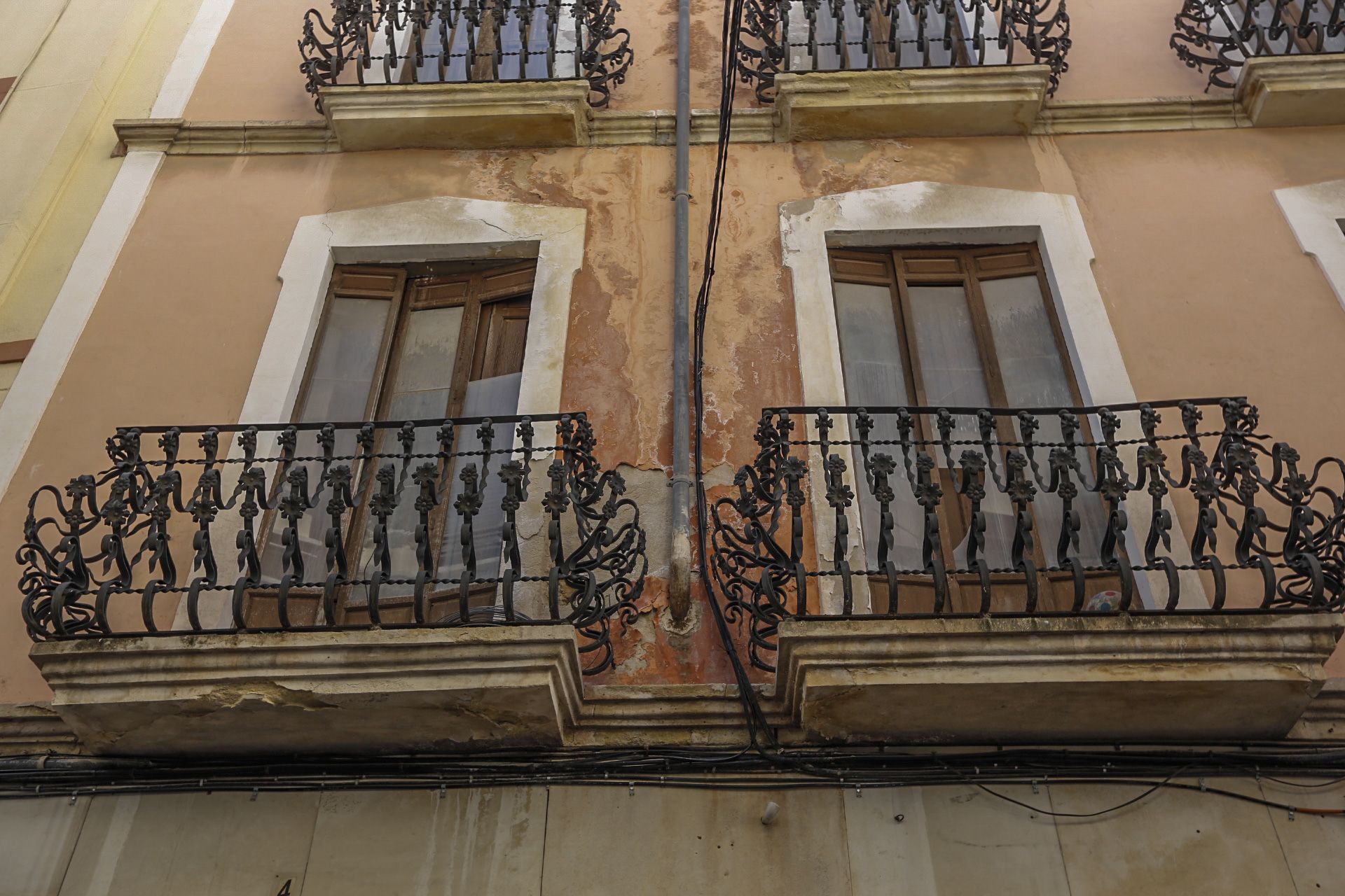 Dos balcones en mal estado en el edificio