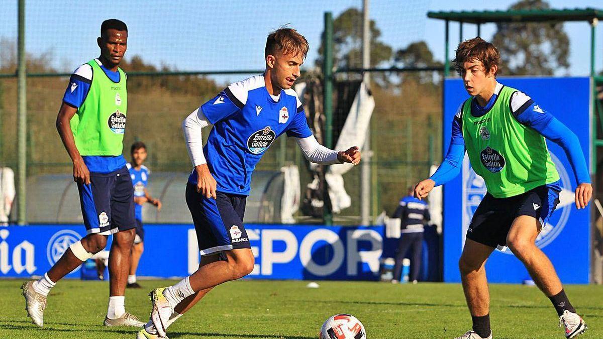 Dani Barcia, a la derecha, en el entrenamiento de ayer junto a Uche Agbo y Yago Gandoy.