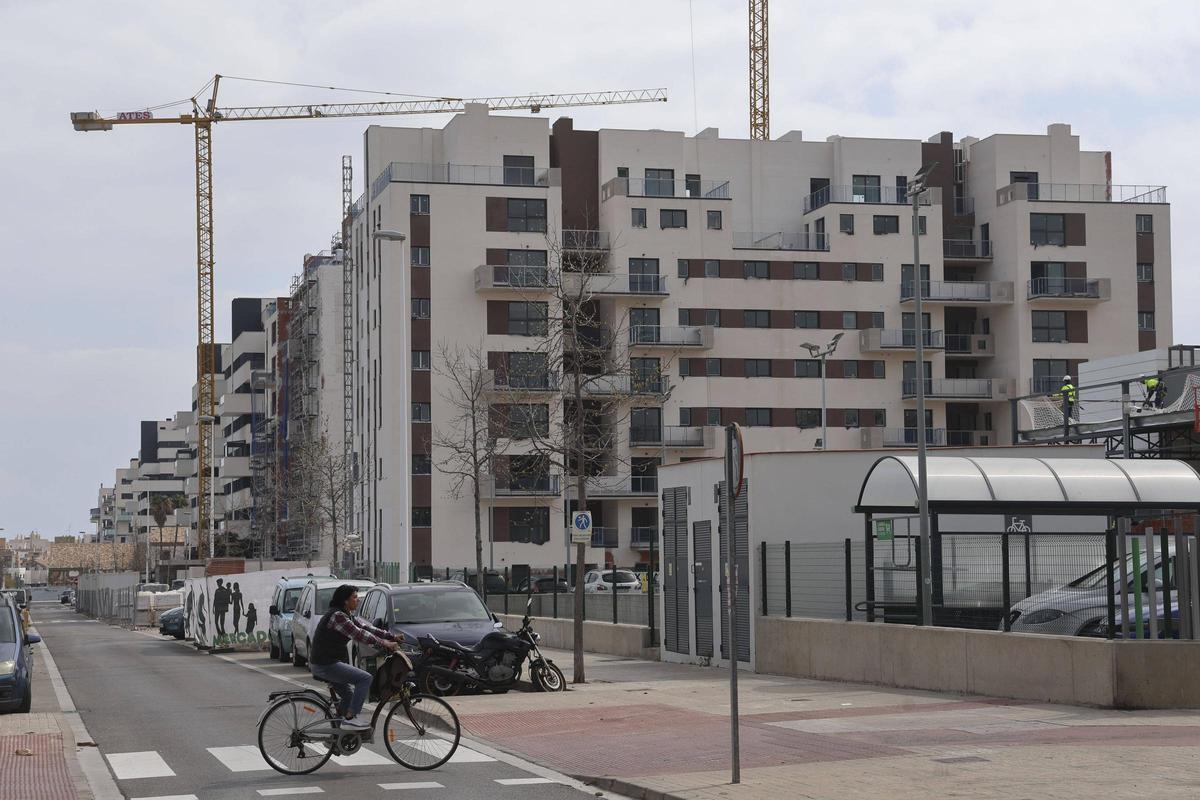 Edificios residenciales en construcción en el Port de Sagunt.