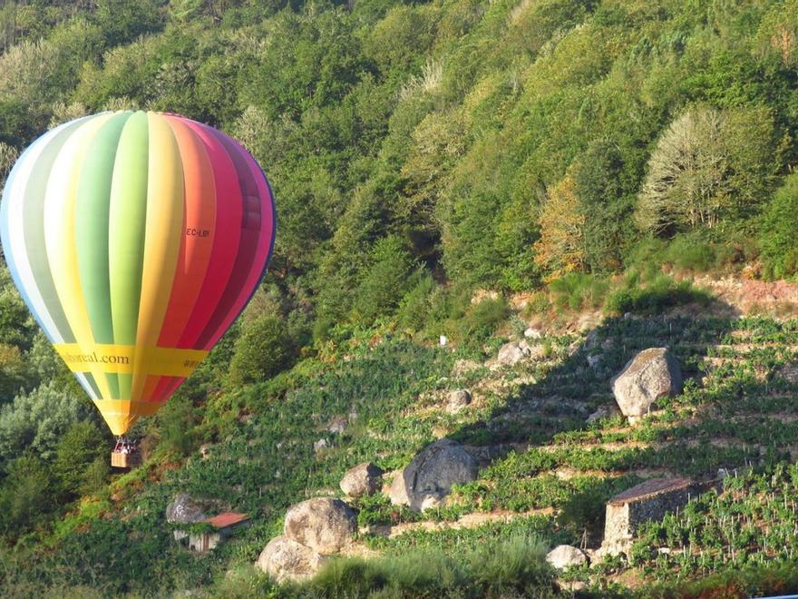Regresan los vuelos en globo a la Ribeira Sacra: un viaje a ras de la viticultura heroica