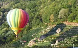 Regresan los vuelos en globo a la Ribeira Sacra: un viaje a ras de la viticultura heroica