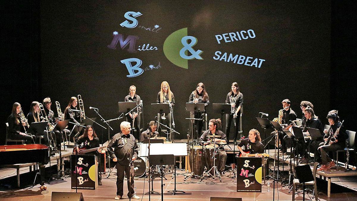 Pepe F. Balasch dirigint la Small Miller Band en el concert amb Perico Sambeat, el 2019 | ARXIU/JORDI BIEL