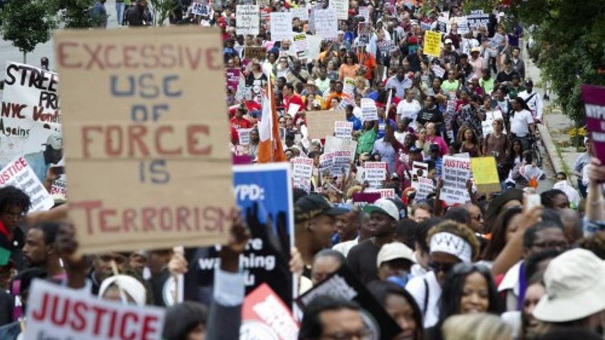 Multitudinaria protesta en Nueva York por la brutalidad policial