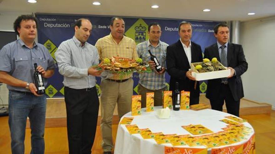 El alcalde, Agustín Reguera (2º derecha), presenta la iniciativa junto a varios hosteleros. // FdV