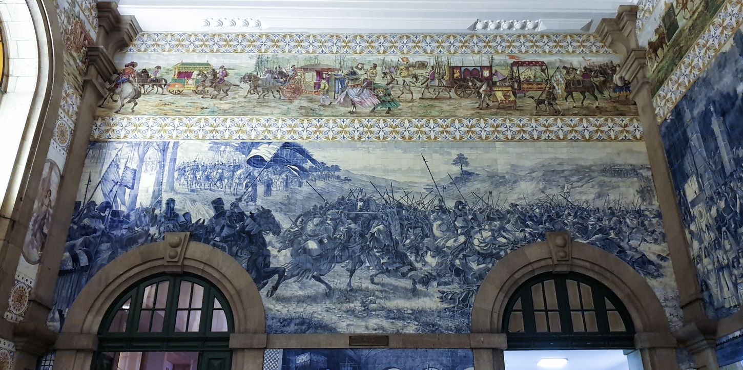 El vestíbulo tiene alrededor de 550 metros cudrados y más de 20.000 azulejos.