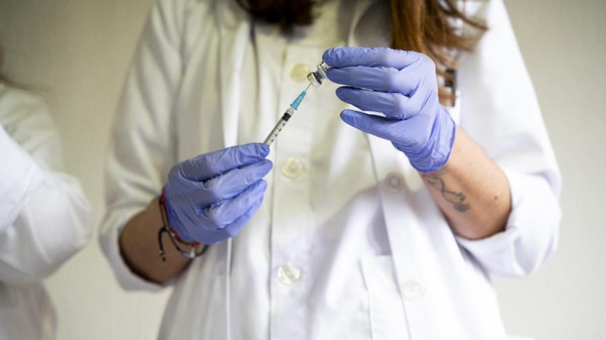 Una enfermera prepara una dosis de una vacuna en Cáceres.