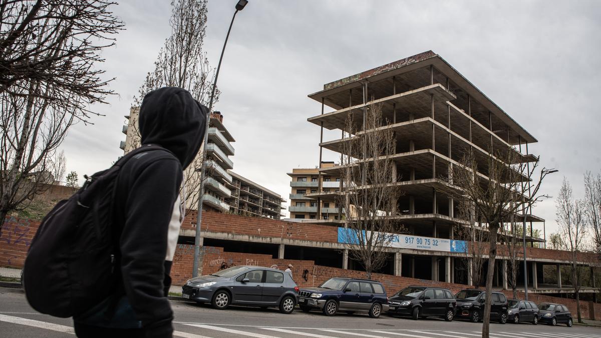 L’edifici a mig fer al carrer de Martí i Pol i, darrere seu, entre els dos blocs acabats, el que també està per fer al Prudenci Comellas