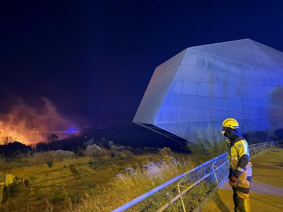 Fotogalería | Imágenes del incendio en Plasencia esta madrugada Fotogalería | Imágenes del incendio en Plasencia esta madrugada