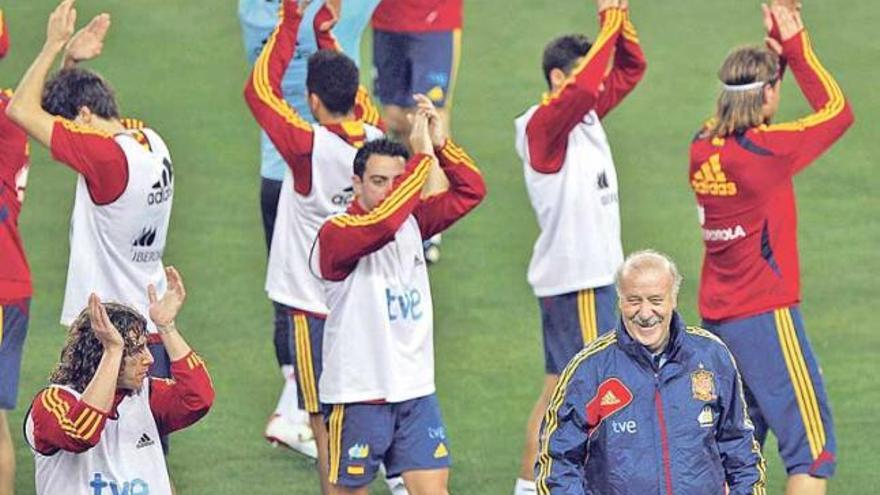 Los jugadores de la selección saludan tras el trabajo a los 10.000 aficionados que vieron el entrenamiento en Málaga.