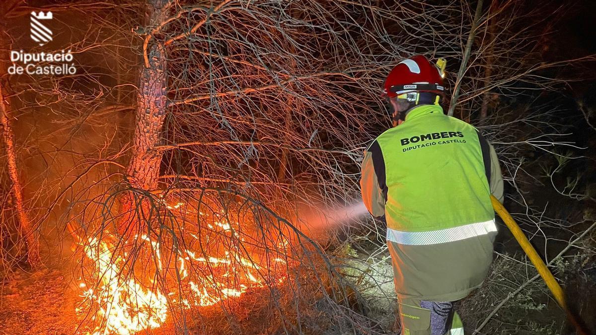 Bomberos durante el temporal Oriana