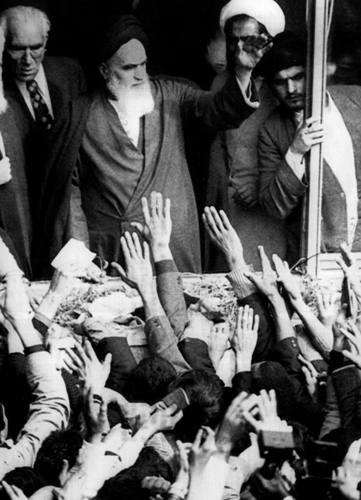 En 1986, Jomeini guerreaba contra Sadam Husein, y su régimen embargado por Occidente recibió desde Mallorca la oferta de armamento y explosivos, con un 5 por ciento de comisión a pagar a los intermediarios  a través de Panamá.