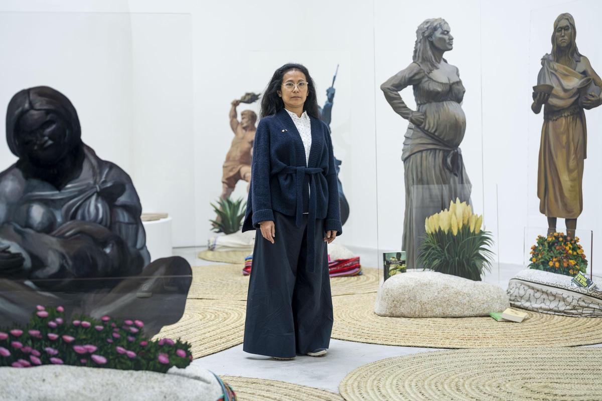 La artista Sandra Gamarra en su 'Pinacoteca migrante' que ocupa el pabellón de España en la Bienal.