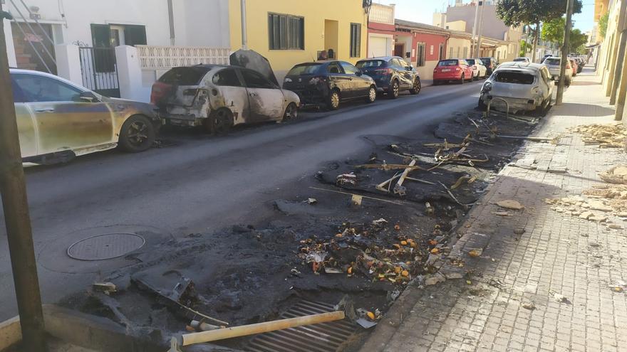 Un incendio de contenedores destruye esta madrugada seis coches en el Vivero, en Palma