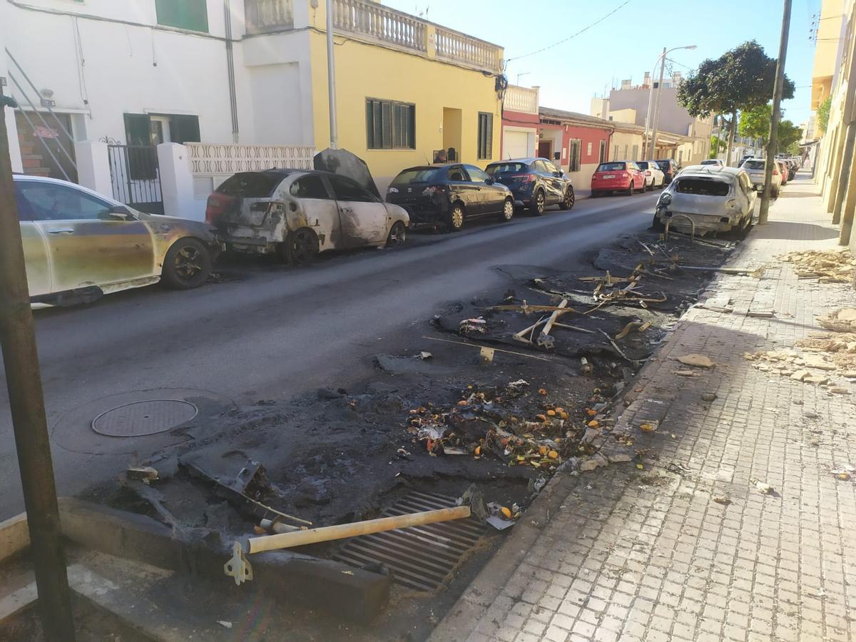 Los contenedores y los coches quemados, esta mañana en El Vivero.