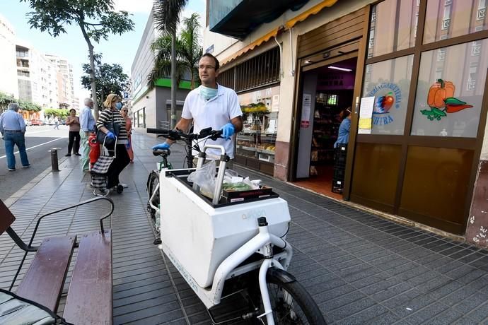 29-04-20  LAS PALMAS DE GRAN CANARIA. CIUDAD. LAS PALMAS DE GRAN CANARIA. Fotos del dia. Este señor reparte la compra a personas que tienen movilidad reducida llevandoles la compra  en el  vehiculo de su empresa llamada Apiñon, se ha tenido que reconvertir pasando de llevar a turistas de los cruceros al reparto. Fotos: Juan Castro.  | 29/04/2020 | Fotógrafo: Juan Carlos Castro