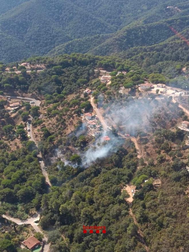 Un incendio en Tordera ya estabilizado obliga a confinar dos urbanizaciones y a evacuar algunas casas