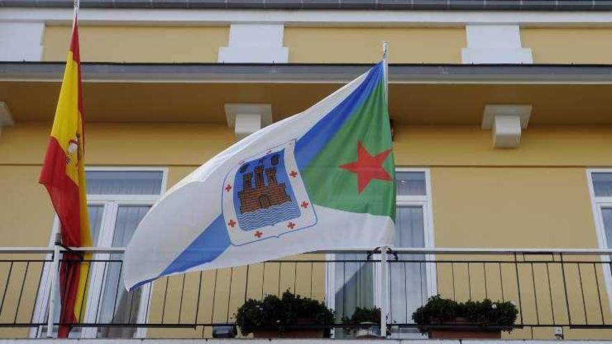 El Gobierno local iza la bandera de Oleiros en la Casa Consistorial
