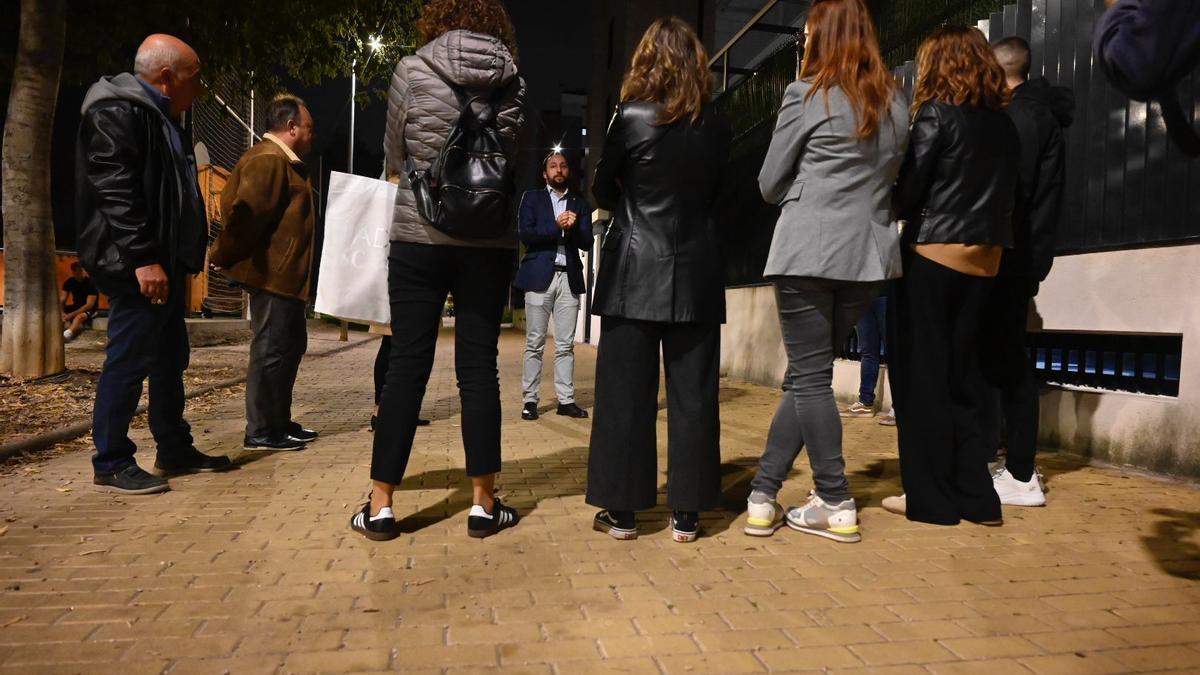 Un momento de la reunión de los vecinos con el Ayuntamiento de Castelló (en la imagen, el teniente de alcalde del distrito Este, Sergio Toledo), junto a las canchas deportivas del paseo Río Nilo, en el PAU Sensal.