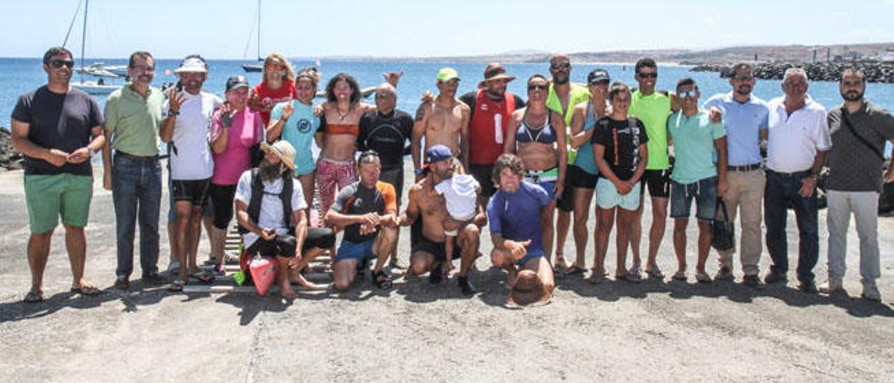 El presidente del Cabildo, Marcial Morales con los participantes en la Vuelta en kayak, junto a consejeros y concejales.