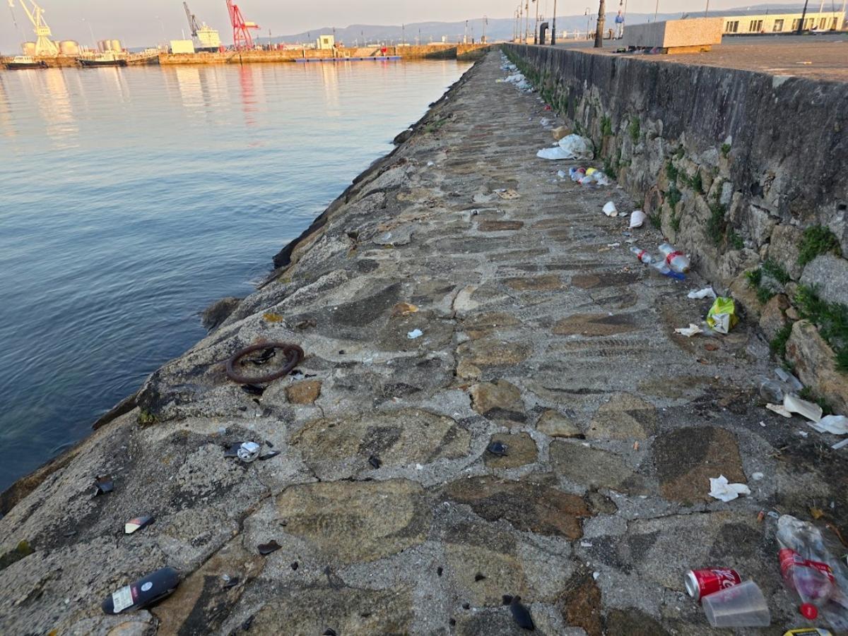 La basusa acumulada en la zona portuaria desde hace dos días. La basusa acumulada en la zona portuaria desde hace dos días.