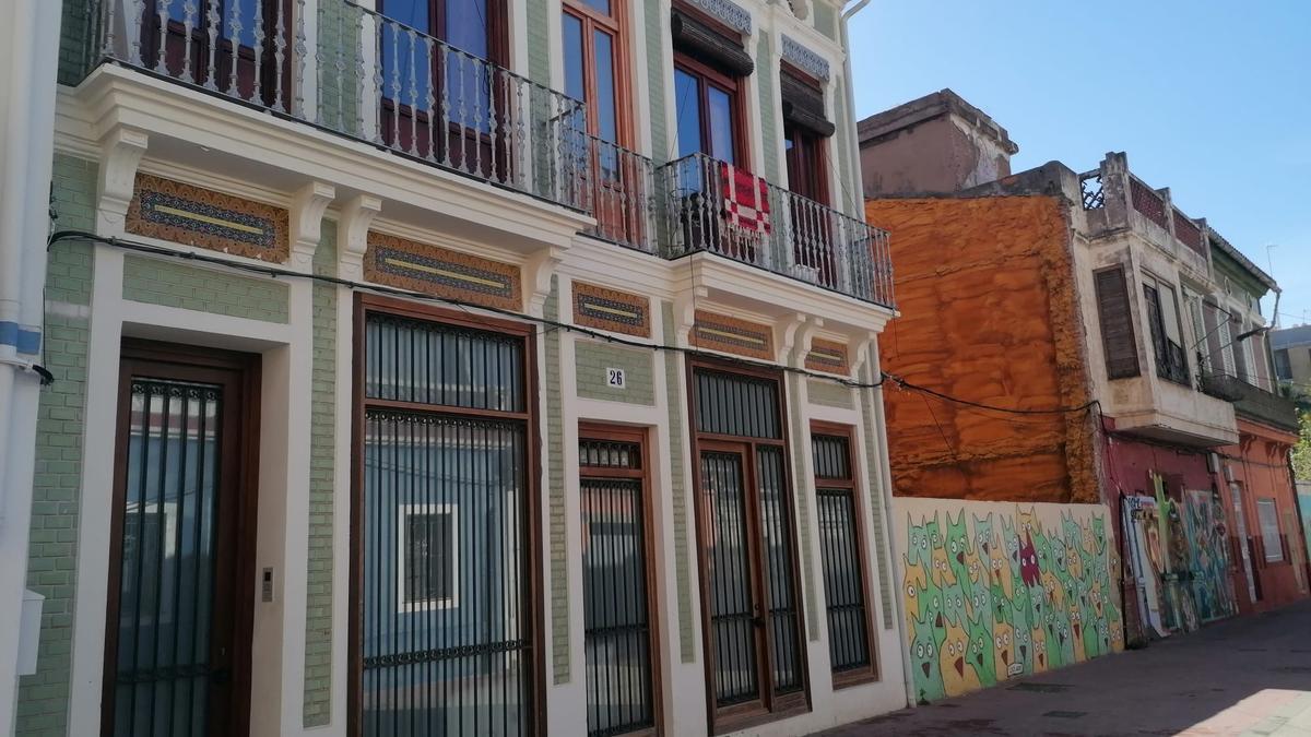Viviendas de estilo modernista popular del Cabanyal recuperadas conviven con otras pendientes de rehabilitar que el ayuntamiento subasta